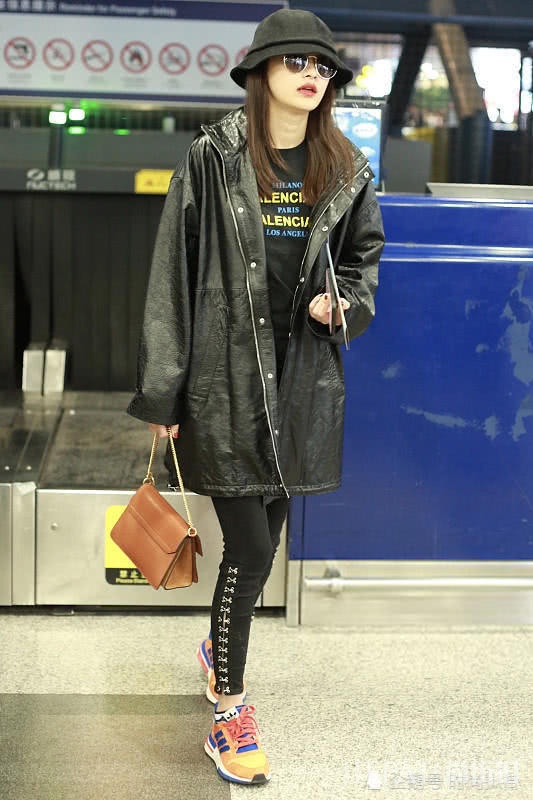 孙怡机场街拍 穿超长大衣路透照曝光，少女感十足