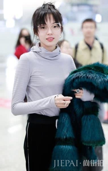 雏晓雯私服穿搭引潮流,高领打底尽显脸小,混搭风格让人眼前一亮