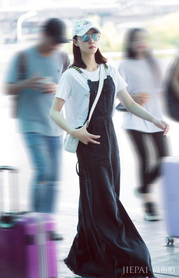 蓝盈莹“拖把”长裙,个性十足!