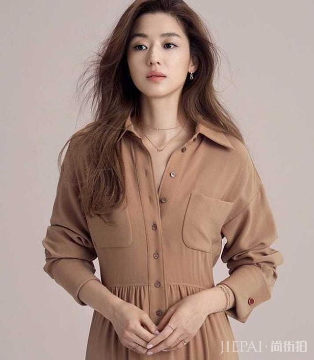 全智贤惊艳,白色连衣裙美成仙女,宛如少女!