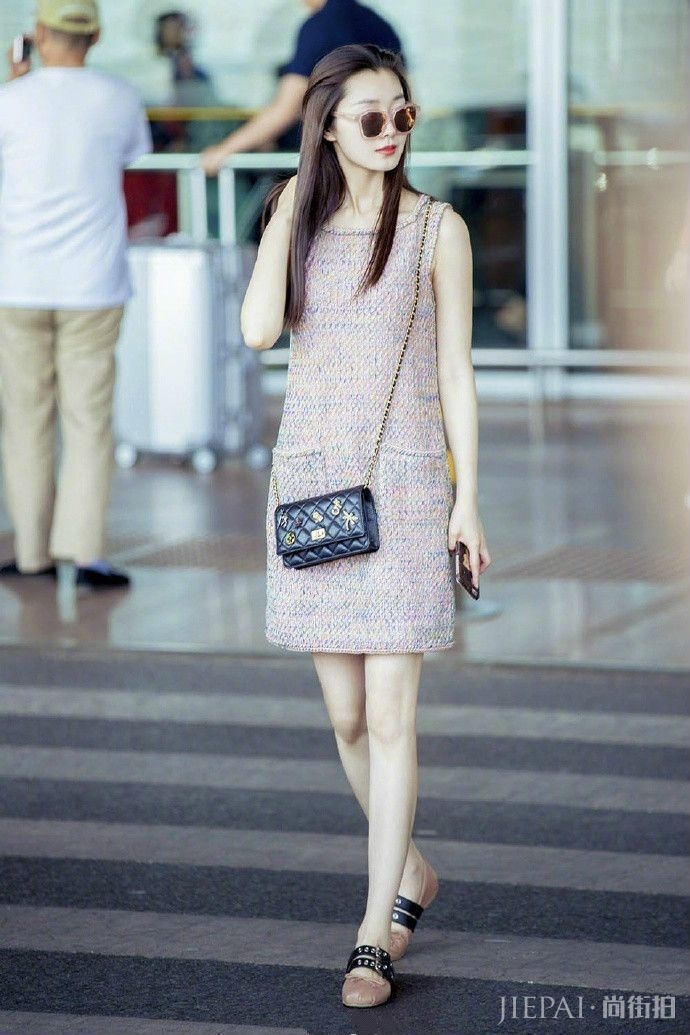 宋轶身材无可挑剔，大波浪卷发，女人味十足！