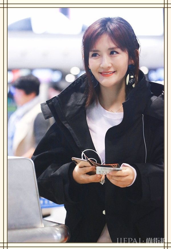 谢娜不是瘦出马甲线了吗？怎么才几天不见又从V形脸变大饼脸了？