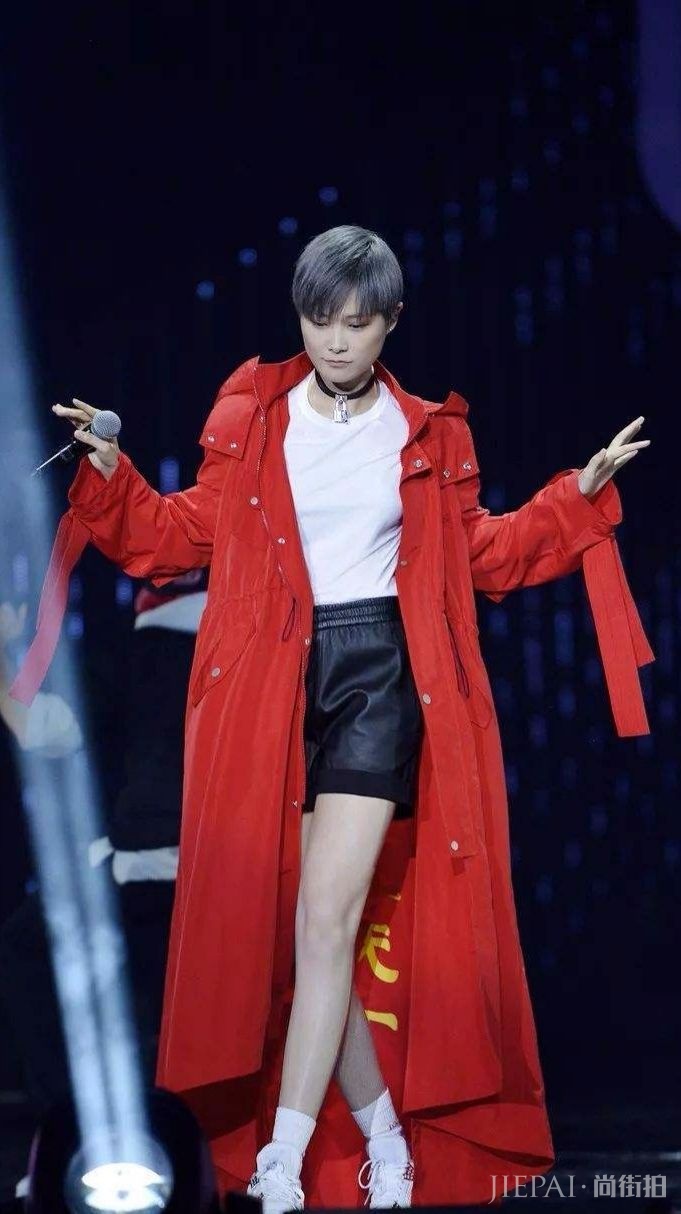 李宇春把裤子穿脚上了,松松垮垮很油腻!