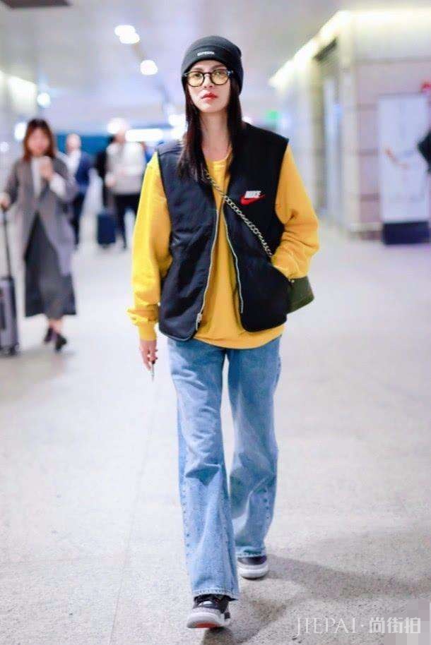 钟楚曦时尚穿搭似“快递员”, 这样的快递员小姐姐应该来一打!