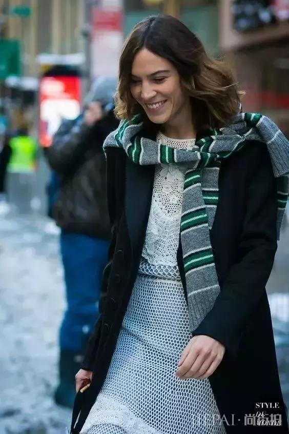 毛衣都穿错了，这样穿，才最时髦！