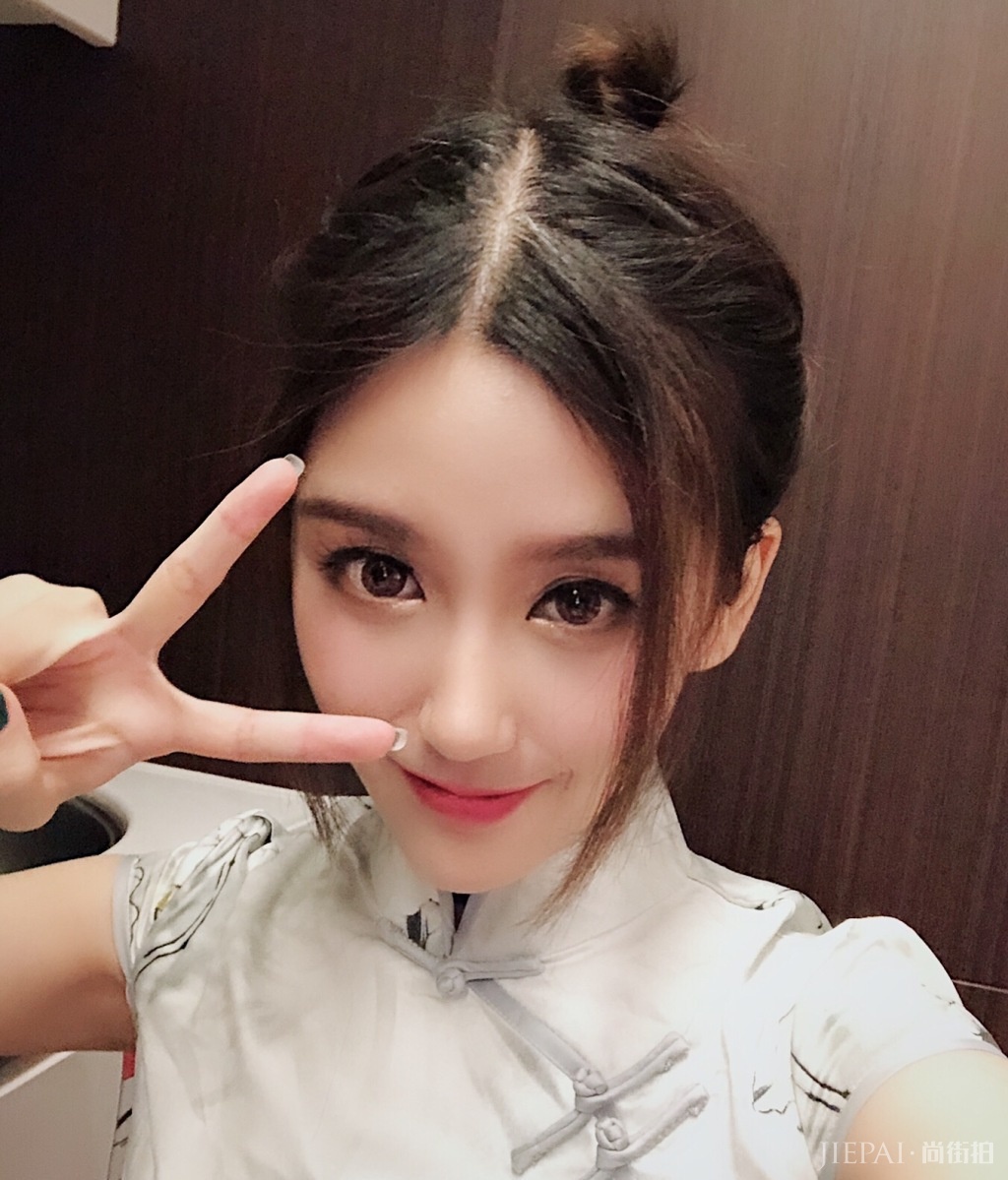 IG夺冠,Rita兑现泳装承诺,跟旗袍装相比,真是清纯可爱啊!