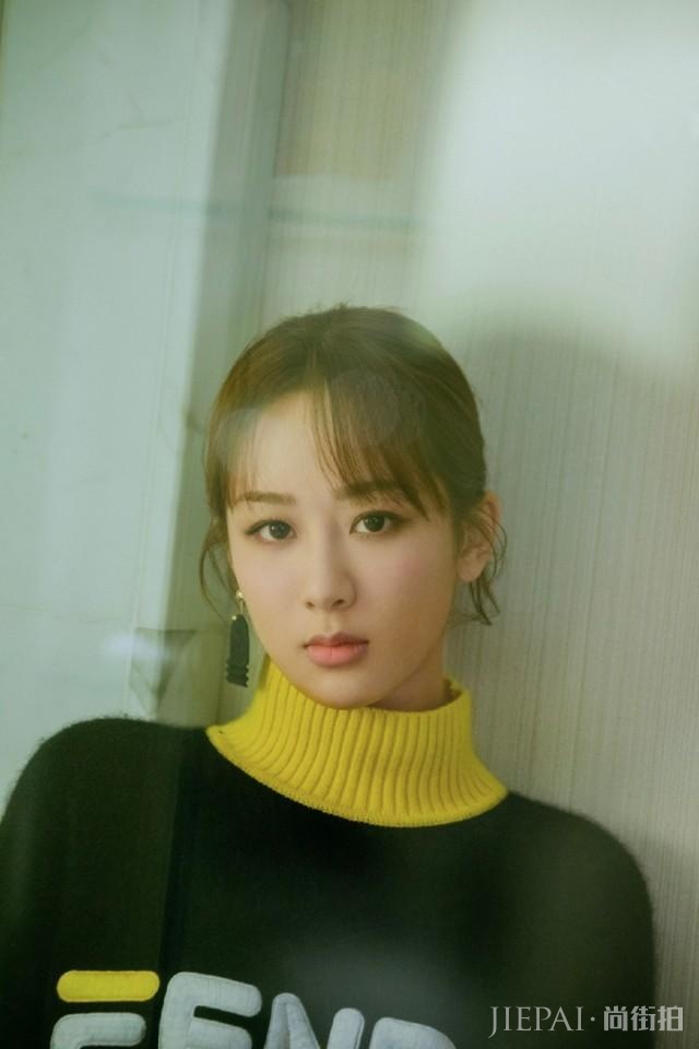 杨紫小短裙秀竹竿腿更惊艳,复古造型真美!