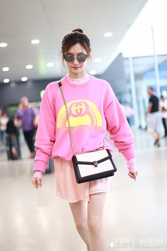 江疏影机场街拍 照片白到发光超美