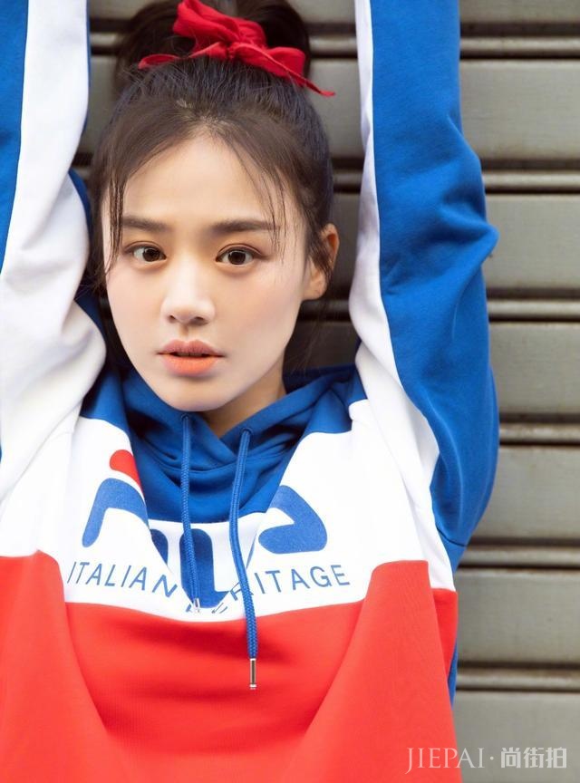 马思纯身穿卫衣减龄10岁不止,30岁嫩回18岁模样,少女气质惊艳