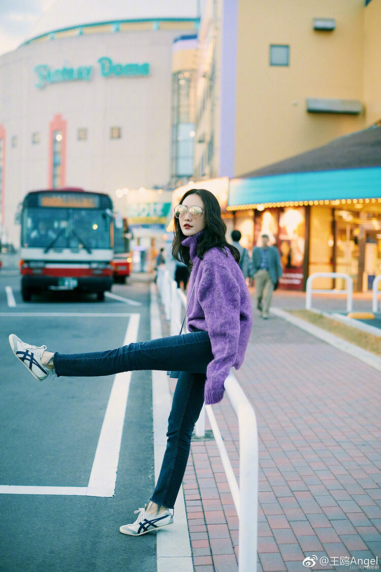 王鸥毛衣牛仔裤也能穿得这么撩人!