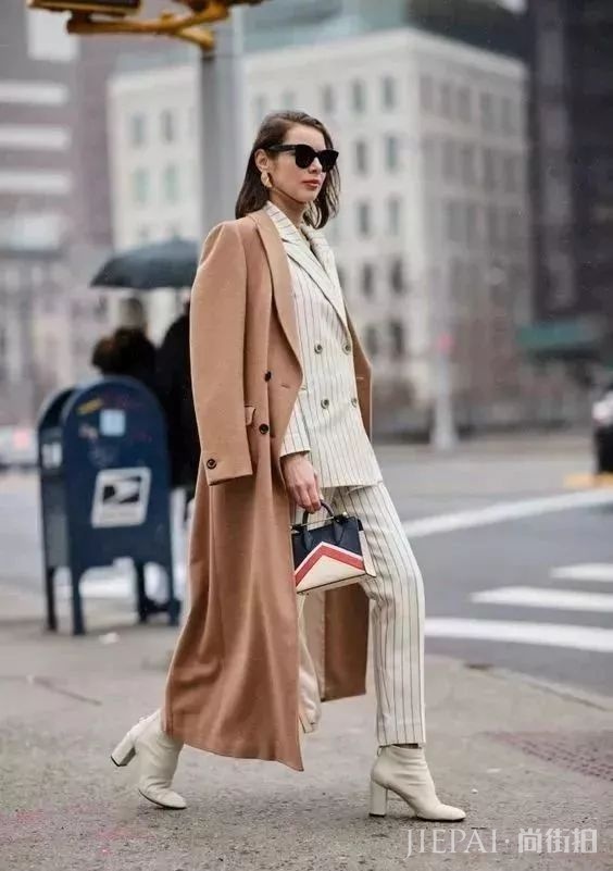 时尚又温暖火爆秋冬的大衣+短靴搭配！