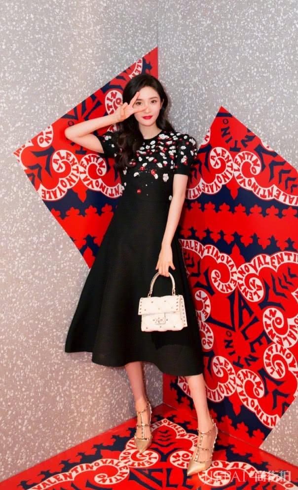 杨幂这条“贝壳裙”才时髦，显高全靠它！