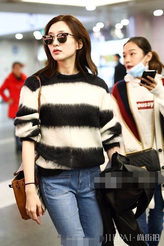 江疏影解锁牛仔裤反过来穿！