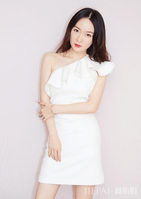 霍思燕参加活动，穿“校服裙”年轻又减龄，嫩成大学生