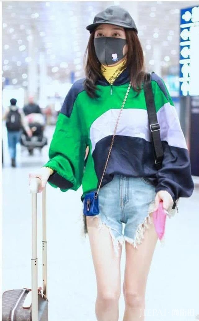 秦岚很会打扮,穿长款大衣走机场气场全开,裤子成功吸睛!