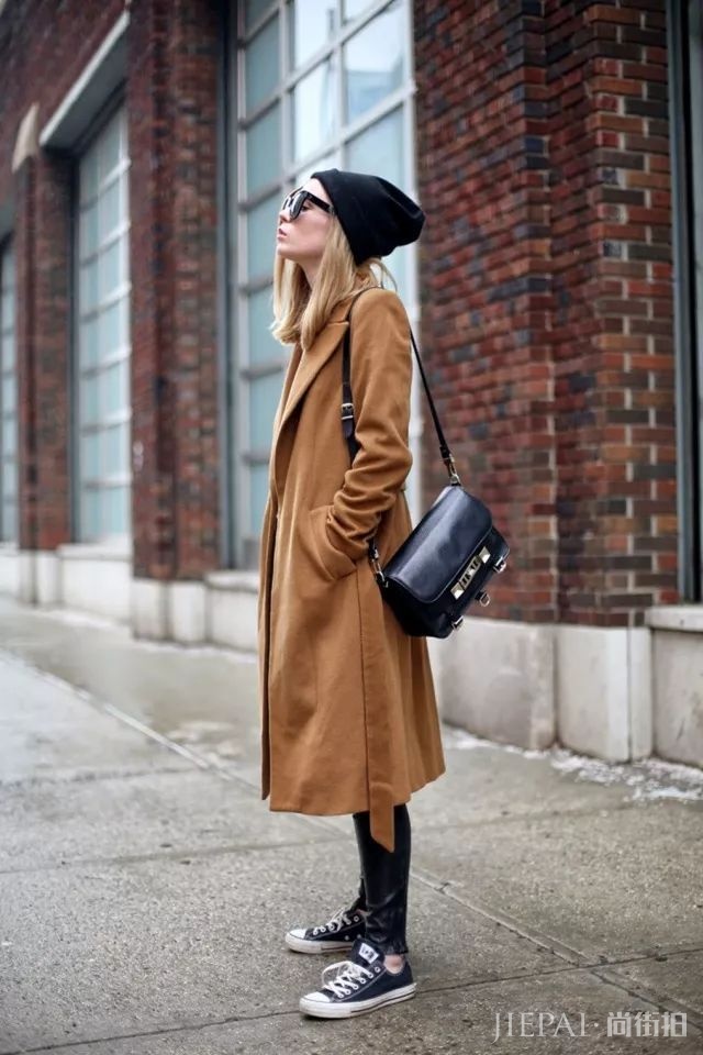 大衣配运动鞋时髦不止一点点!