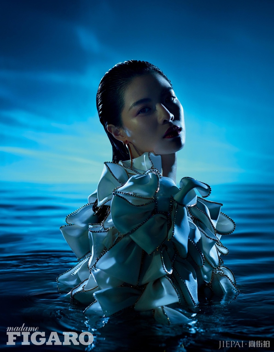 钟楚曦封面大片曝光 置身水中魅惑十足