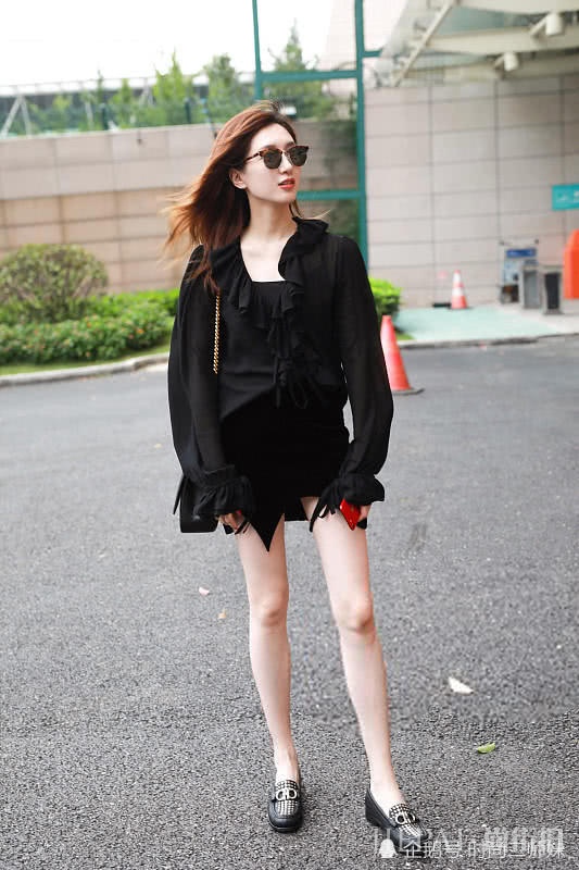 江疏影机场街拍 照片白到发光超美