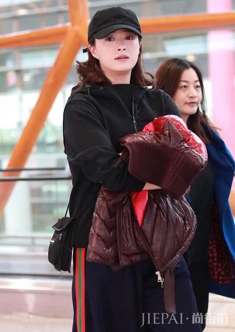 蒋欣亮相机场，素颜被赞气色太好