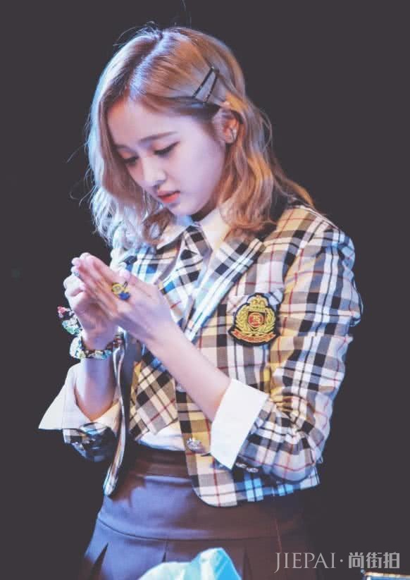 吴宣仪太美了，穿格纹外套现身很抢眼，气质没得说！