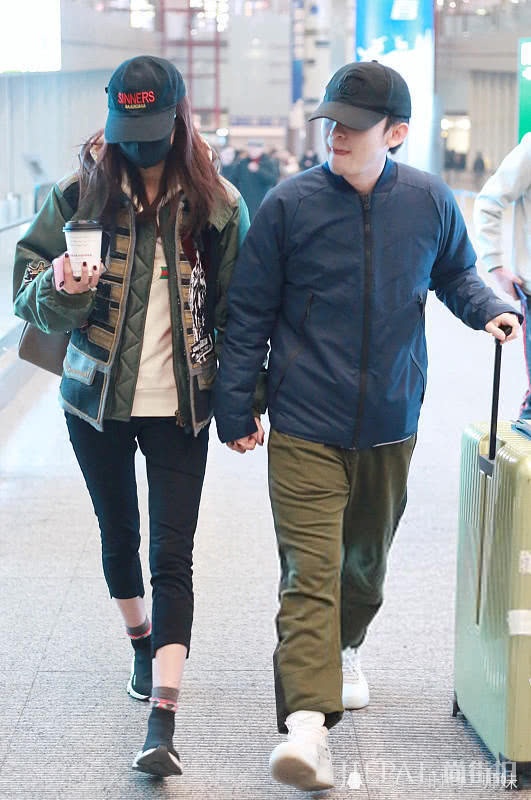 被孙怡的新写真美到了！背着毛绒包少女感爆棚