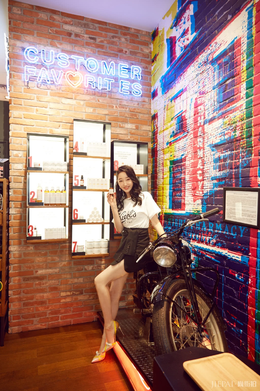 蒋梦婕越来越会穿了,中长款印花衬衫摩登大方,泡面卷发更吸睛