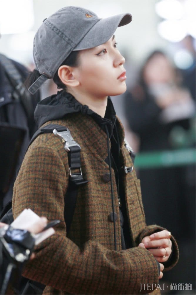 周笔畅穿格纹外套现身机场,搭配中性风牛仔裤,酷酷的