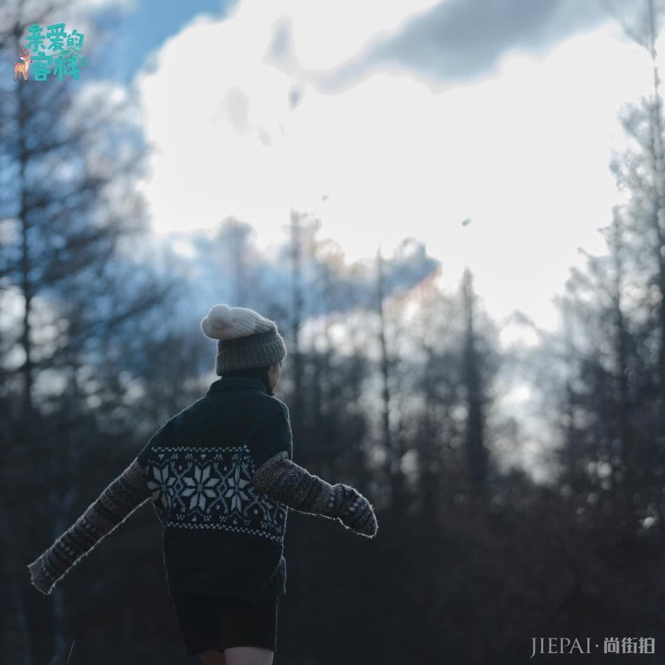 《亲爱的客栈》晒出沈月林间漫步写真照 粉丝：忽然感觉初恋了