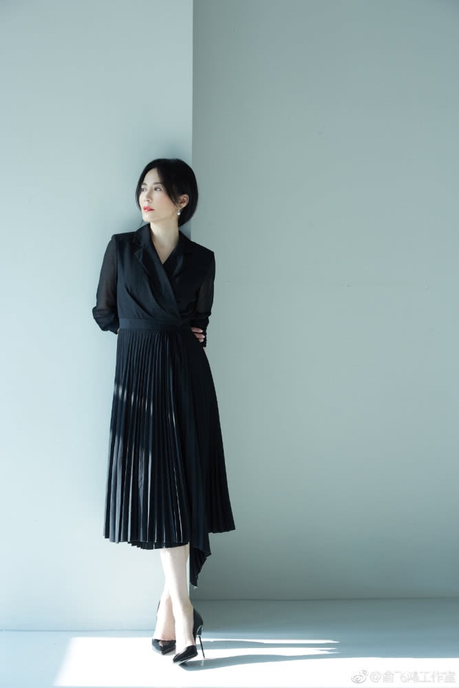 俞飞鸿简约穿搭，穿出优雅高级感，简单的打扮也气质非凡
