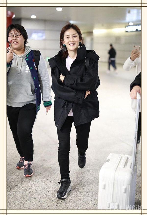 谢娜不是瘦出马甲线了吗？怎么才几天不见又从V形脸变大饼脸了？