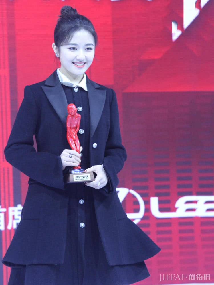 李兰迪小黑裙配大衣，未修图也少女感十足！