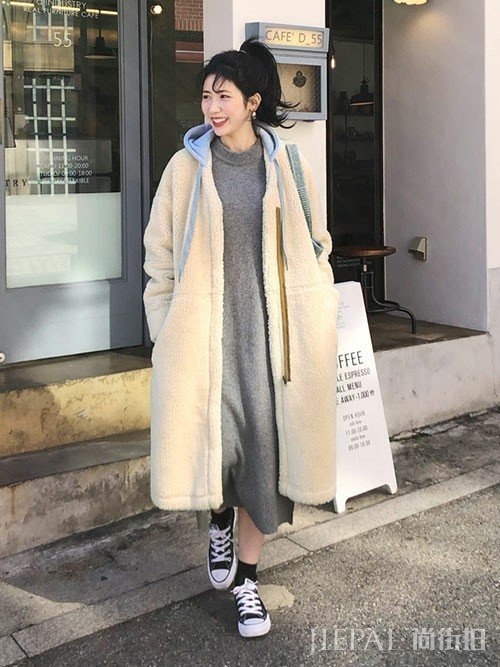 大衣+运动鞋，秋冬超火的搭配CP