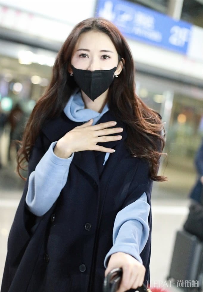 别再穿爆款了,林志玲一件斗篷两次穿,气质女神学她这样穿不会错