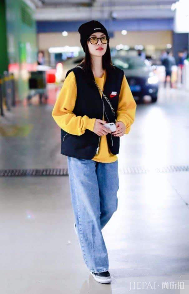 钟楚曦时尚穿搭似“快递员”, 这样的快递员小姐姐应该来一打!