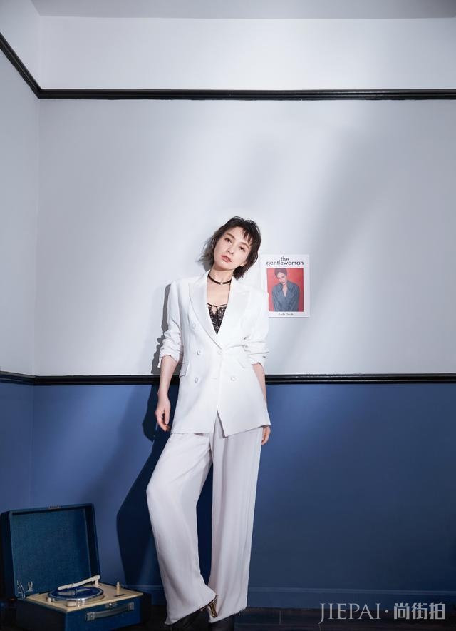 吴昕身穿T恤搭配运动裤,扎个半丸子头美极了