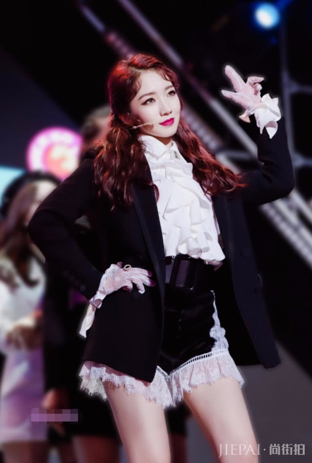 孟美岐的腰带勒出了一圈赘肉？台上的表情亮了