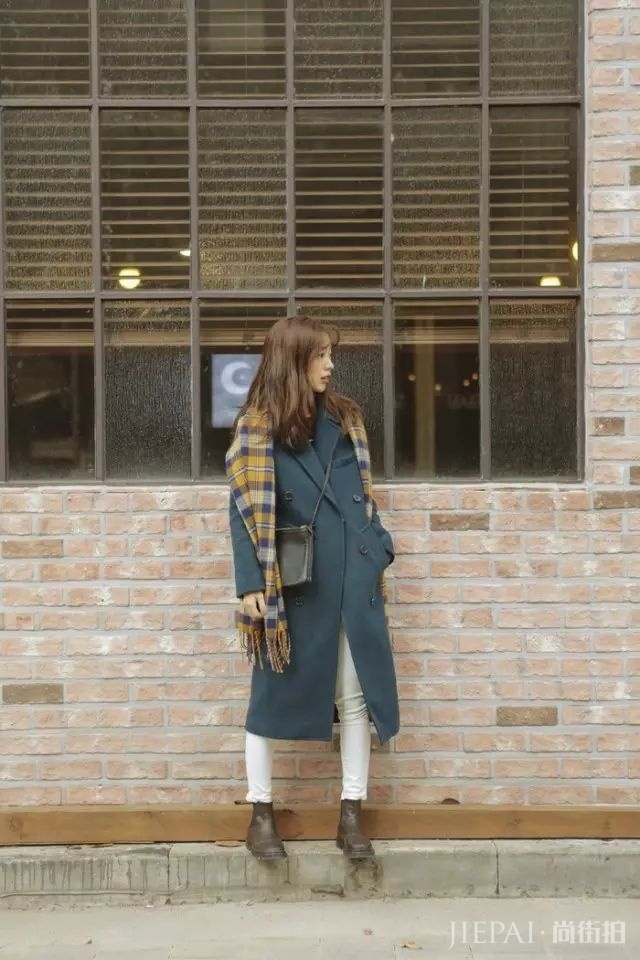 显气质这样穿大衣才女人，你就是20岁！