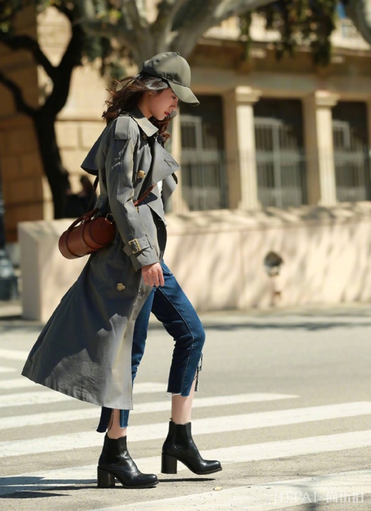 张雪迎路边街拍，大风衣穿出时尚气息