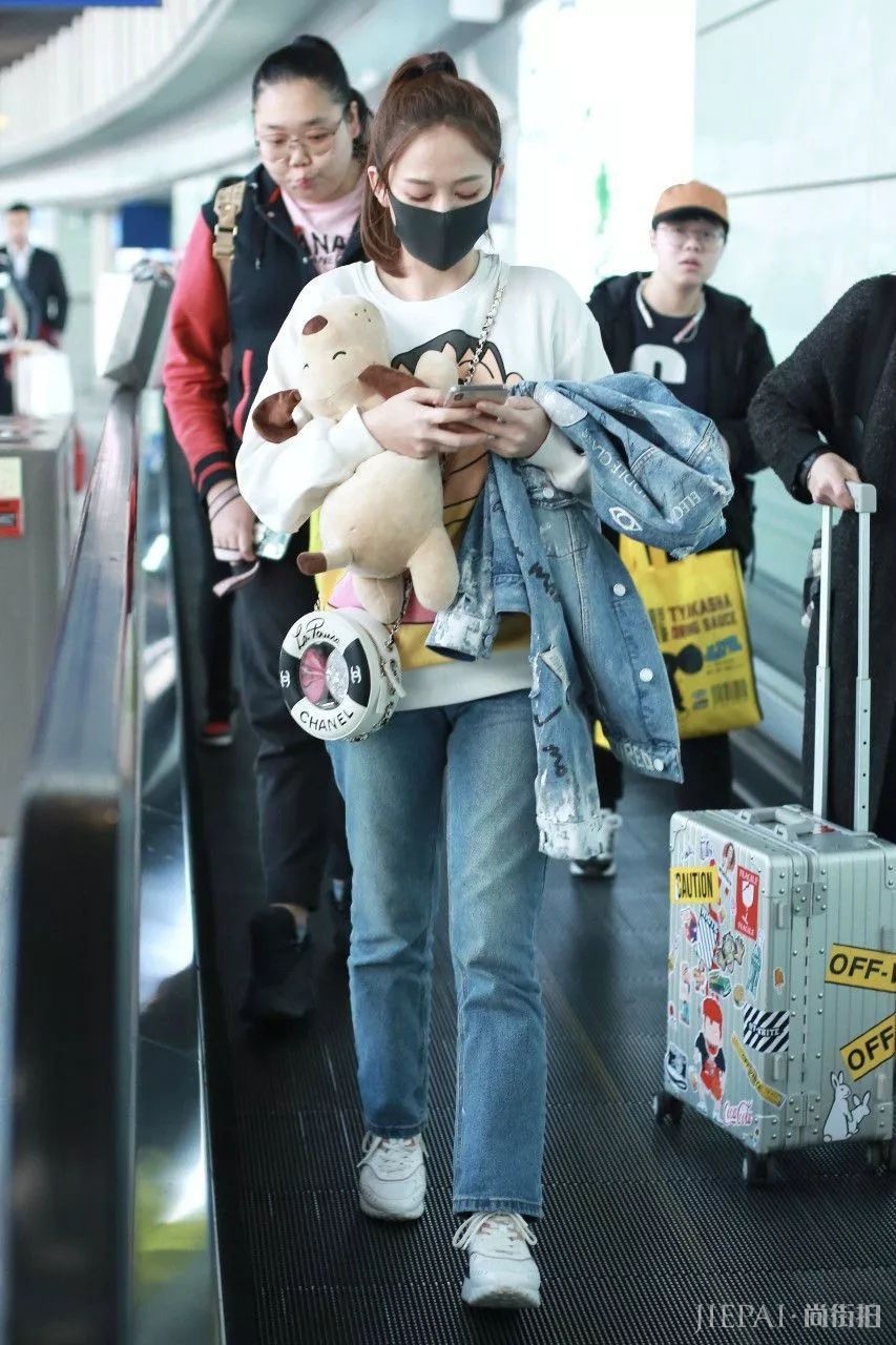 陈乔恩的游泳圈包真心装不下什么东西!