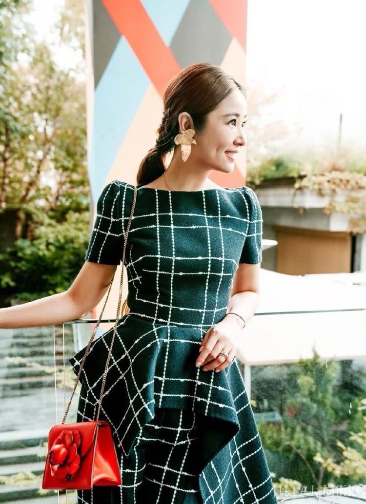 林心如腰上围着“小桌布”，搭配裤子更显臃肿肥胖，真心看不懂了