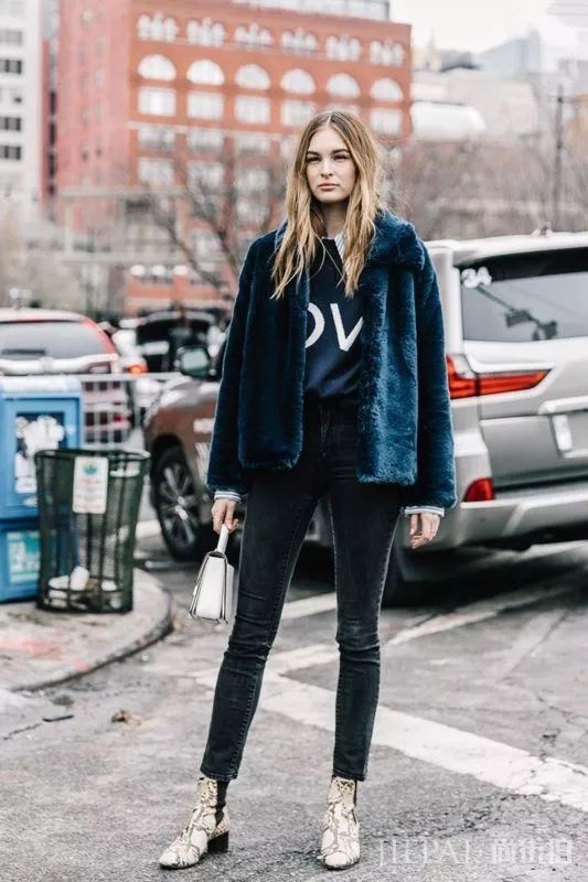 穿卫衣+短靴=真的时髦炸了！