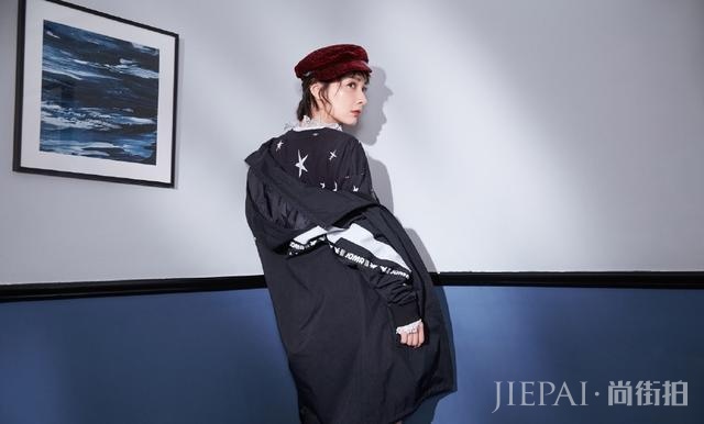 吴昕身穿T恤搭配运动裤,扎个半丸子头美极了