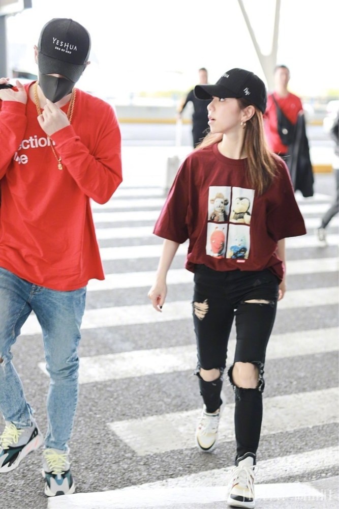 邓紫棋和男友机场街拍,同戴情侣帽酷范十足