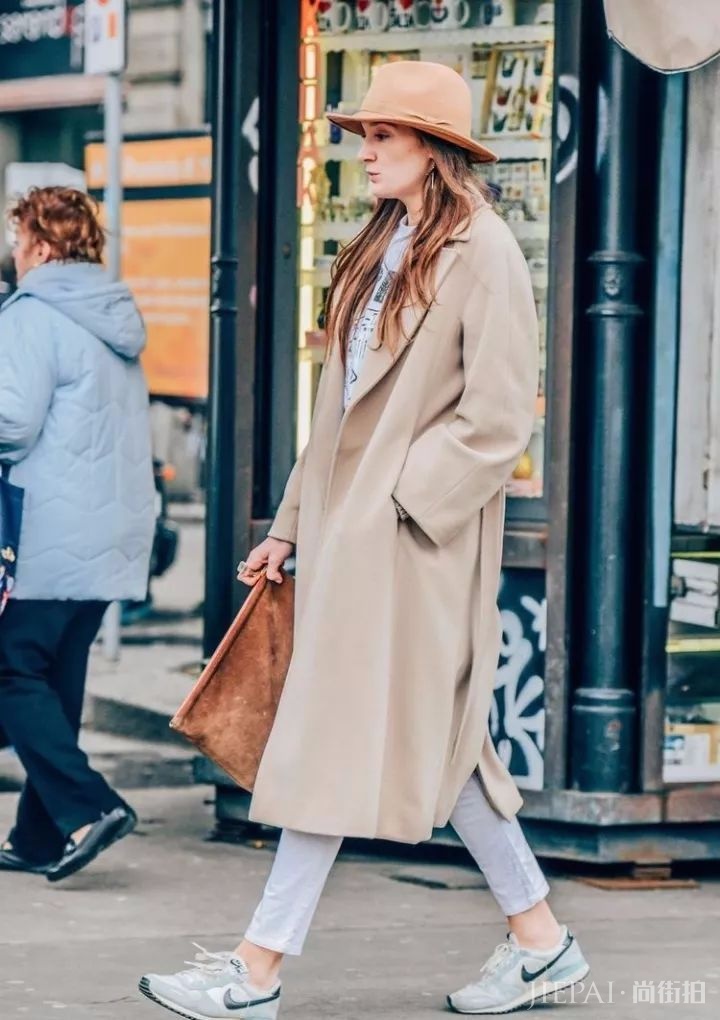 大衣配运动鞋时髦不止一点点!