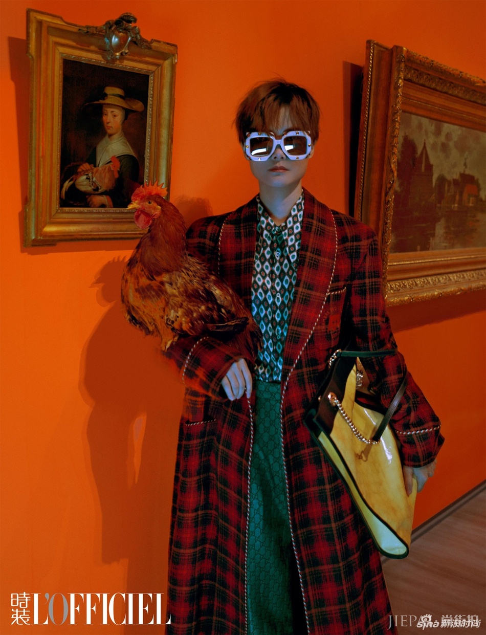 李宇春登《时装》12月刊封面 化身“雕塑”置身于美术馆