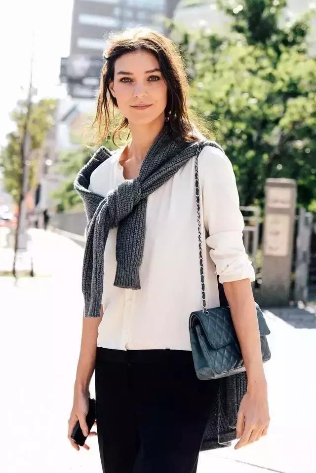 毛衣都穿错了，这样穿，才最时髦！