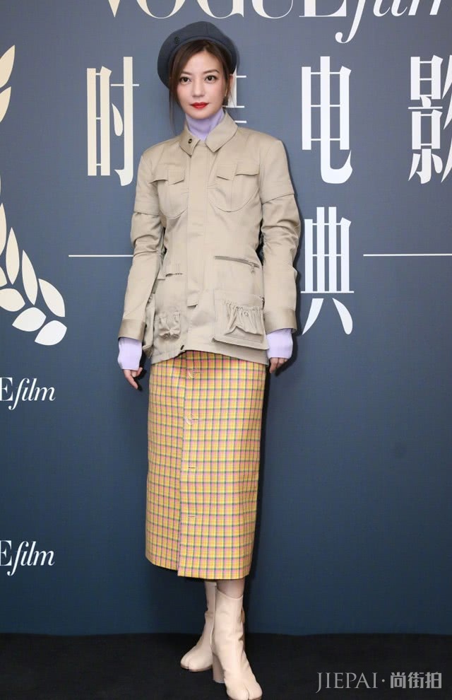 赵薇瘦了之后就任性了，下半身俩“猪蹄”，“女王腿”都出来了！