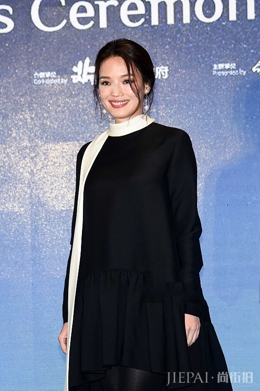 舒淇全身黑色还不觉得老气，嘟嘴卖萌暴露少女心！