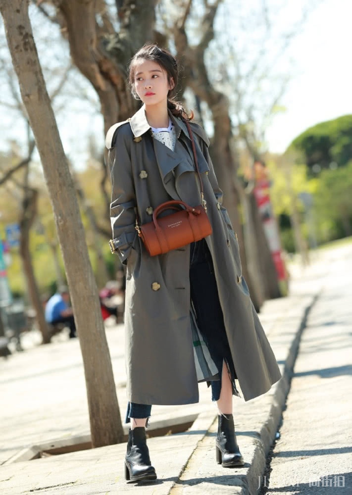 张雪迎路边街拍，大风衣穿出时尚气息