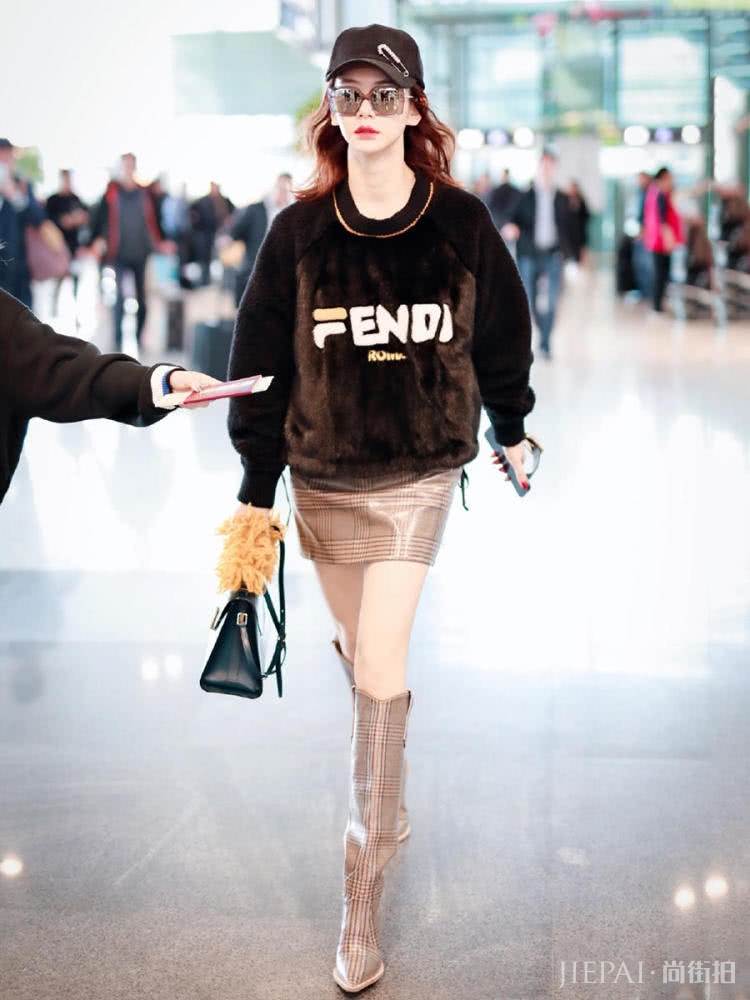 别再穿“貂”了,试试摇粒绒卫衣,戚薇钟楚曦Gigi都在穿